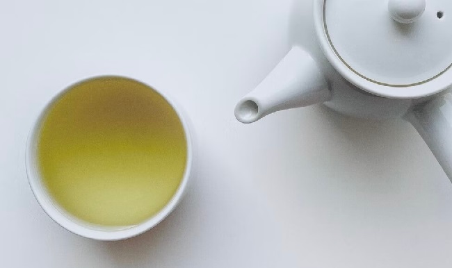 белый заварник и готовый паниток